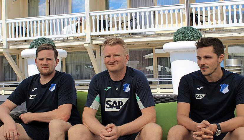 Drei TSG-Neuzugänge (von links) bei der Vorstellungsrunde in Österreich: Maximilian Vollmar, Bastian Huber und Timo Gross.
Foto: Florian Huber Drei TSG-Neuzugänge (von links) bei der Vorstellungsrunde in Österreich: Maximilian Vollmar, Bastian Huber und Timo Gross.
Foto: Florian Huber