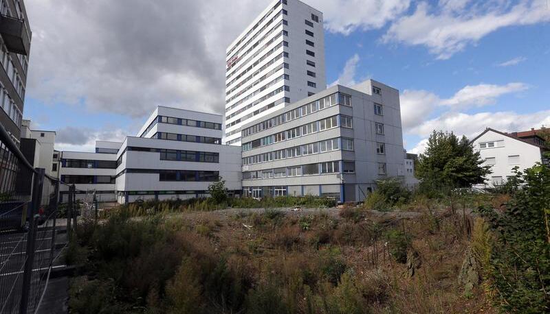 Die fr&uuml;here Tagesklinik hinterm Shoppinghaus steht leer und wird saniert, auf dem Gel&auml;nde davor ist ein neues Geb&auml;ude geplant f&uuml;r insgesamt 124 Wohnungen. Foto: Andreas Veigel