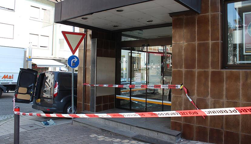 Nach der Spurensicherung durch die Polizei und den Aufräumarbeiten soll die Bankfiliale in Neckarsulm am Montag wie gewohnt öffnen.
Foto: Heike Kinkopf
