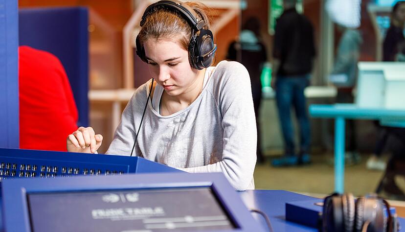 An den Stationen der experimenta lassen sich individuelle Inhalte erstellen, die man im Digitalen Rucksack dauerhaft speichern kann.