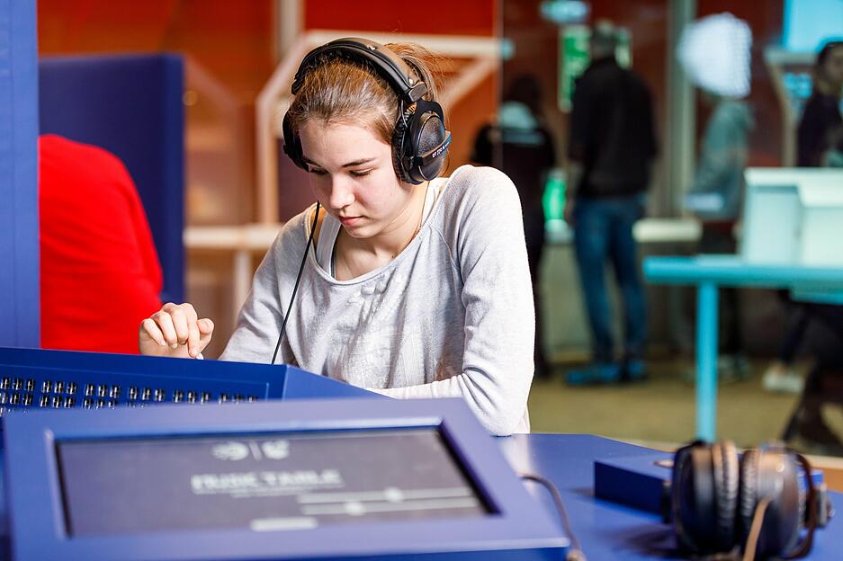 An den Stationen der experimenta lassen sich individuelle Inhalte erstellen, die man im Digitalen Rucksack dauerhaft speichern kann.