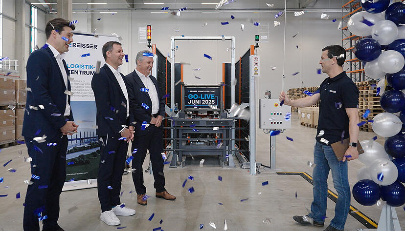 Symbolischer Startschuss mit dem ersten K&uuml;bel Schrauben auf dem Band: Im Beisein der Gesch&auml;ftsf&uuml;hrer (von links) Alexander Kimmerle, Thomas Enzensberger und Michael Dartsch &uuml;bergab Logistik-Bereichsleiter Matthias das neue Zentrum seiner Bestimmung.