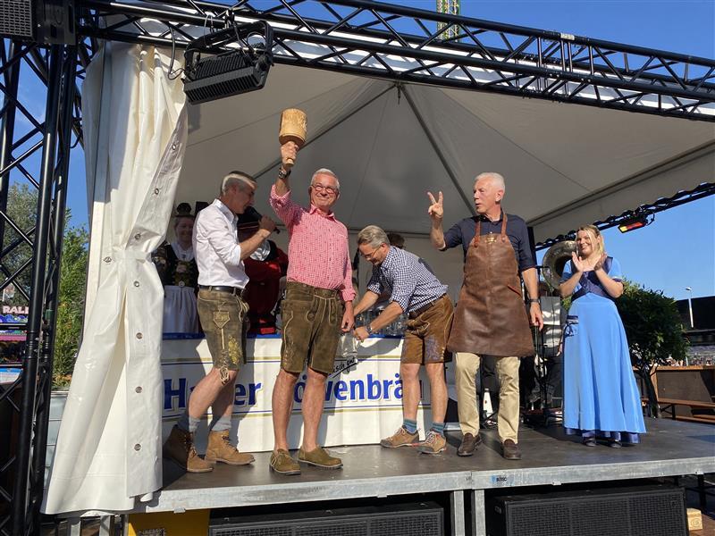 Mit dem traditionellen Fassanstich ist das Heilbronner Volksfest 2025 offiziell eröffnet worden. OB Harry Mergel und Innenminister Thomas Strobl brauchten je einen Schlag.