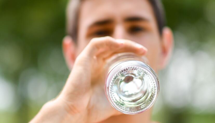 Ausreichend zu trinken ist wichtig, um die Nieren gut durchzuspülen. Ausreichend zu trinken ist wichtig, um die Nieren gut durchzuspülen.