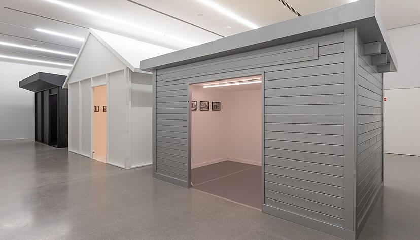 Nachbauten einer DDR-Gartenlaube (links), eines NS-Behelfsheims sowie einer Obi-Gartenh&uuml;tte, ausgestattet mit Fotografien, Zeichnungen, Projektionen: Was harmlos wirkt, verweist auf zynische Verflechtungen deutscher Geschichte.