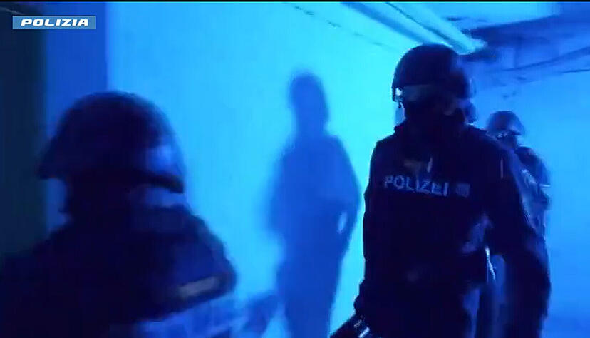 In vier Bundesländern und Italien gab es am Dienstagmorgen Razzien gegen die Mafia und organisierte Kriminalität. In vier Bundesländern und Italien gab es am Dienstagmorgen Razzien gegen die Mafia und organisierte Kriminalität.