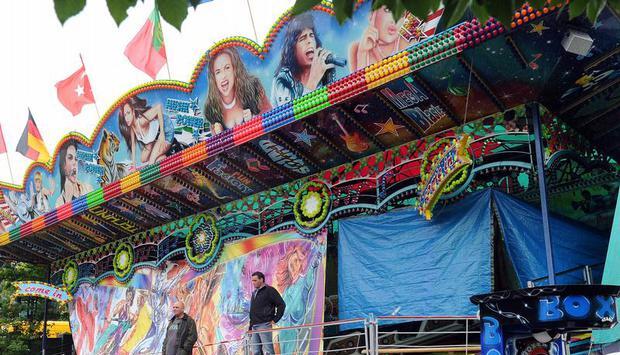 Aus f&uuml;r den "Schlagerexpress": Das Karussell ist nach dem Ungl&uuml;ck mit Planen verh&auml;ngt. Foto: Jonas G&uuml;ttler