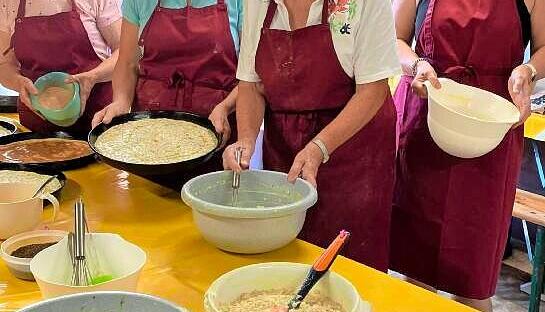 Fleißige Frauen in der Garage: Hier wird der Teig geknetet, gewellt und belegt. Um die 450 Kuchen, weiß Ortsvorsteher Michael Fromm, werden pro Fest gebraucht. Fleißige Frauen in der Garage: Hier wird der Teig geknetet, gewellt und belegt. Um die 450 Kuchen, weiß Ortsvorsteher Michael Fromm, werden pro Fest gebraucht.