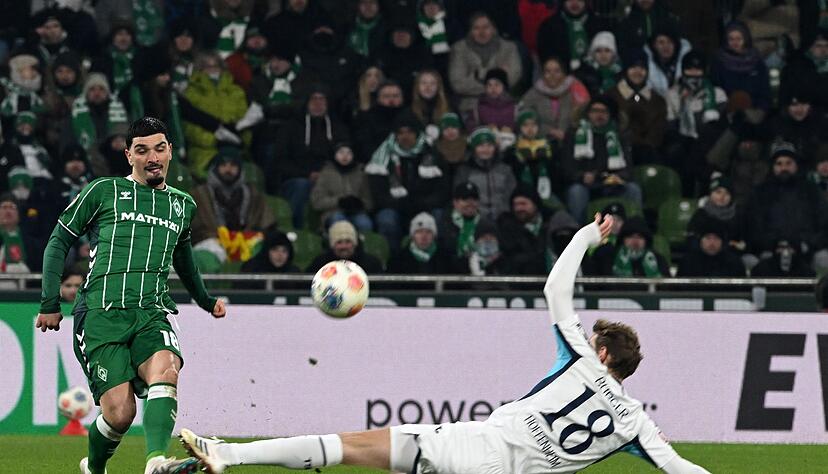 F&uuml;r diese Aktion flog Hoffenheims Wouter Burger (r.) vom Platz.