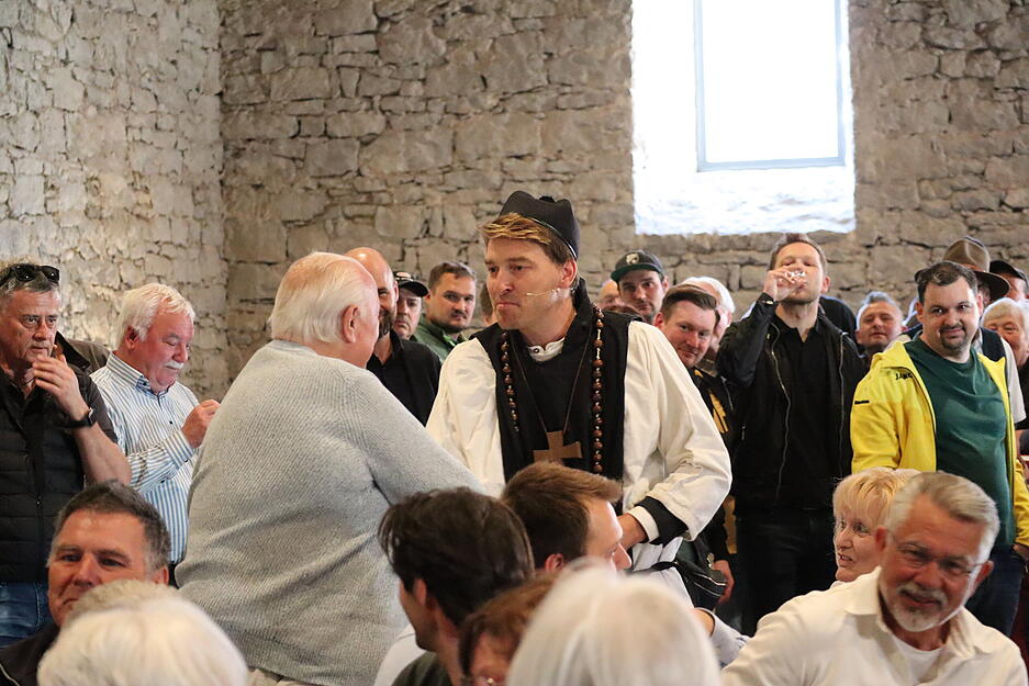 B&uuml;rgermeister Achim Beck (Alias Abt Knittel) begr&uuml;&szlig;t die Menschen, dankt und erz&auml;hlt, bei der Einweihung der Kelter.