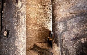 Wendeltreppe aus dem mächtigen Weinkeller des ehemaligen Kaiser’s-Kaffee-Geschäft, wo Heilbronner den 4. Dezember überlebten. Die steinernen Stufen sind wohl über Jahrhunderte ausgetreten worden. Foto: Michael Scheerle Wendeltreppe aus dem mächtigen Weinkeller des ehemaligen Kaiser’s-Kaffee-Geschäft, wo Heilbronner den 4. Dezember überlebten. Die steinernen Stufen sind wohl über Jahrhunderte ausgetreten worden. Foto: Michael Scheerle