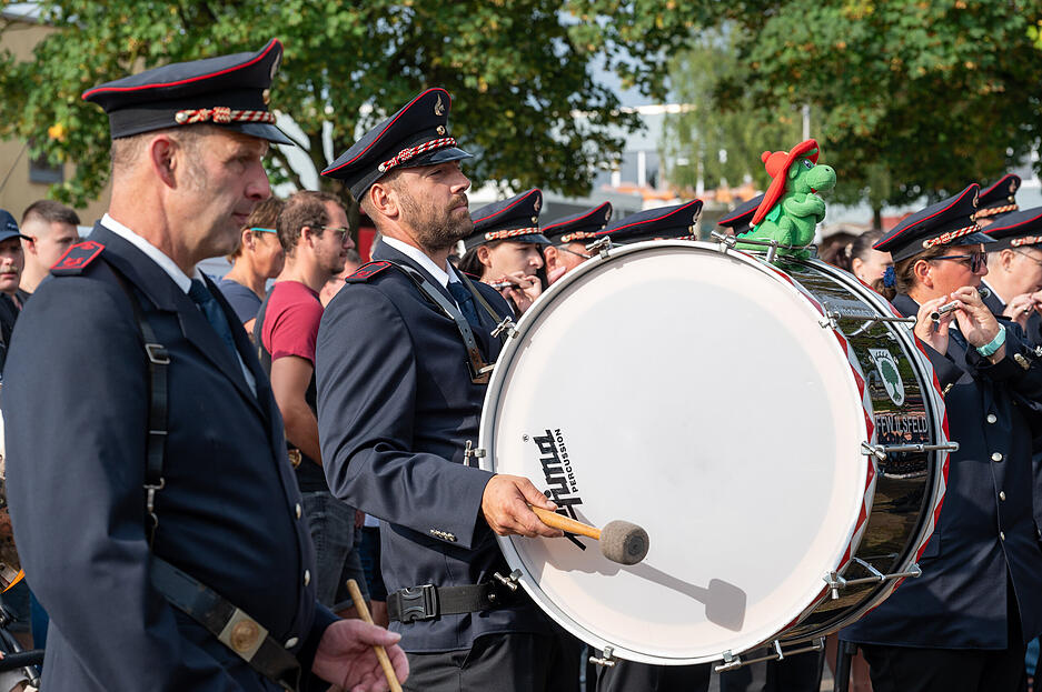 Holzmarkt Ilsfeld, Holzmarkt, Holzhändler bieten fühmorgens ihre Waren an