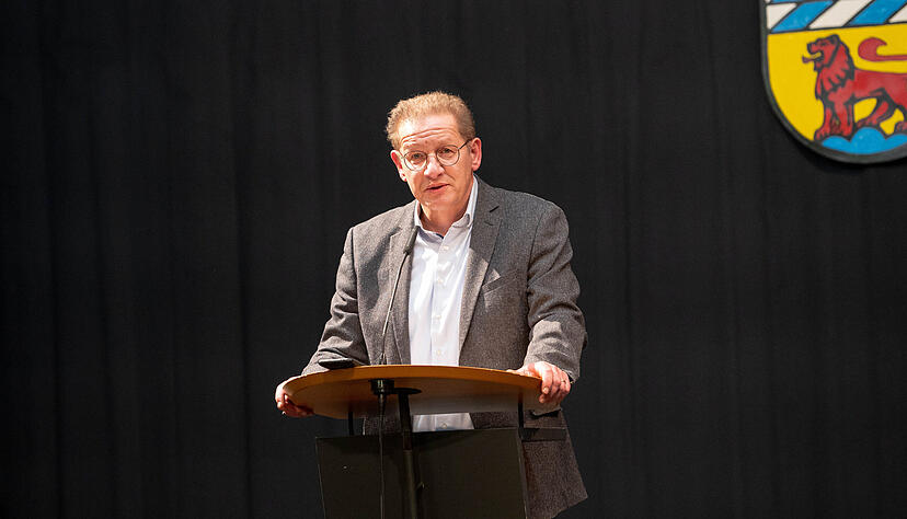 Voller Tatendrang präsentierte sich Dr. Eberhard Birk bei der Kandidatenvorstellung zur Bürgermeisterwahl in Löwenstein Ende 2023. Jetzt hat er sein Rücktrittsgesuch abgegeben, bis darüber entschieden ist, bezieht er weiter Gehalt. Voller Tatendrang präsentierte sich Dr. Eberhard Birk bei der Kandidatenvorstellung zur Bürgermeisterwahl in Löwenstein Ende 2023. Jetzt hat er sein Rücktrittsgesuch abgegeben, bis darüber entschieden ist, bezieht er weiter Gehalt.