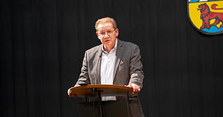 Voller Tatendrang präsentierte sich Dr. Eberhard Birk bei der Kandidatenvorstellung zur Bürgermeisterwahl in Löwenstein Ende 2023. Jetzt hat er sein Rücktrittsgesuch abgegeben, bis darüber entschieden ist, bezieht er weiter Gehalt.