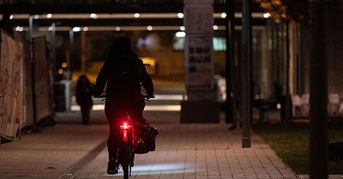 Dunkle Ecken - helles Licht: Richtig beleuchtet sind Radler bei Nacht sicher und gesetzeskonform unterwegs. Dunkle Ecken - helles Licht: Richtig beleuchtet sind Radler bei Nacht sicher und gesetzeskonform unterwegs.