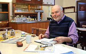 So kannte ihn halb Heilbronn: Lothar Hesser vor wenigen Monaten in seinem "Hessersbeck", in dem die Zeit stehengeblieben zu sein scheint. So kannte ihn halb Heilbronn: Lothar Hesser vor wenigen Monaten in seinem "Hessersbeck", in dem die Zeit stehengeblieben zu sein scheint.