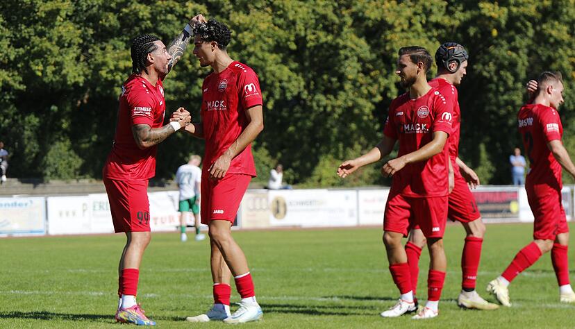 Cristian Giles Sanchez (links) legt mit seinem Führungstreffer den Grundstein für den Türkspor-Sieg in Reutlingen.