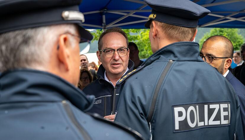 Kurz nach seinem Amtsantritt hatte der neue Bundesinnenminister Alexander Dobrindt (CSU) angeordnet, an den deutschen Grenzen auch Asylsuchende zur&uuml;ckzuweisen. (Archivbild)