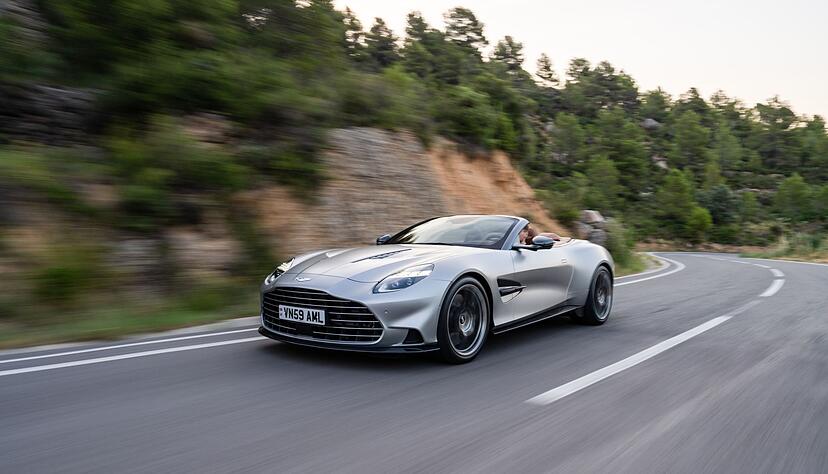 Im Sprint von 0 auf 100 km/h in 3,4 Sekunden und ein Spitzentempo von 345 km/h: der Aston Martin Vanquish Volante. Im Sprint von 0 auf 100 km/h in 3,4 Sekunden und ein Spitzentempo von 345 km/h: der Aston Martin Vanquish Volante.