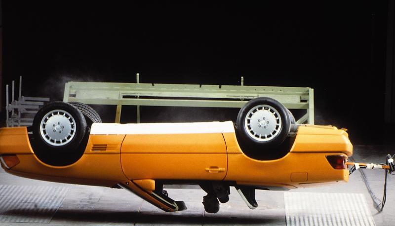 Die Welt auf den Kopf gestellt: Im SL R 129 kommt ein automatischer &Uuml;berrollb&uuml;gel zum Einsatz, der die offene Linienf&uuml;hrung nicht tr&uuml;bt, bei Gefahr aber aufklappt.