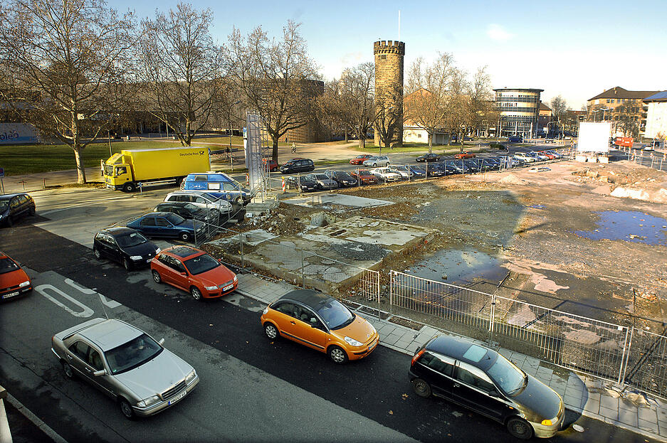An der eingezäunten Baustelle am Bollwerksturm parken Autofahrer im Februar 2008 entlang des Zauns und sorgen für unübersichtliche Verhältnisse.