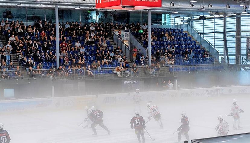 Die ersten Minuten des öffentlichen Trainings wurden noch vom Heilbronner Nebel getrübt, später hatten die 350 Zuschauer klare Sicht.
Foto: Mario Berger Die ersten Minuten des öffentlichen Trainings wurden noch vom Heilbronner Nebel getrübt, später hatten die 350 Zuschauer klare Sicht.
Foto: Mario Berger