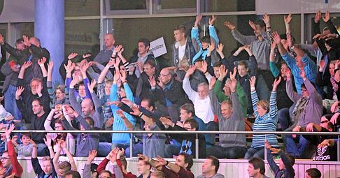 Die La-Ola-Welle rollt durch die Gerhard-Sturm-Halle. Packender Fußball und beste Stimmung auf den Rängen sind beim Hallenmasters garantiert.Foto: Archiv/Doll Die La-Ola-Welle rollt durch die Gerhard-Sturm-Halle. Packender Fußball und beste Stimmung auf den Rängen sind beim Hallenmasters garantiert.Foto: Archiv/Doll
