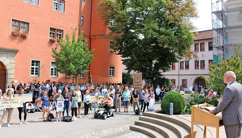 Am Ende des vergangenen Schuljahres hat die Klima-AG einen Aktionstag am Schlossgymnasium Künzelsau organisiert. Zum Abschluss gab es noch eine Kundgebung im Schlosshof.
Foto: privat Am Ende des vergangenen Schuljahres hat die Klima-AG einen Aktionstag am Schlossgymnasium Künzelsau organisiert. Zum Abschluss gab es noch eine Kundgebung im Schlosshof.
Foto: privat