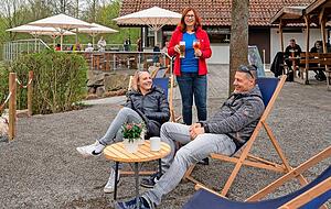Uschi Schröter serviert den Gästen im neu angelegten Bereich für Liegestühle am oberen Kiosk die Getränke. Auch die Sonnenschirme sind neu bespannt.