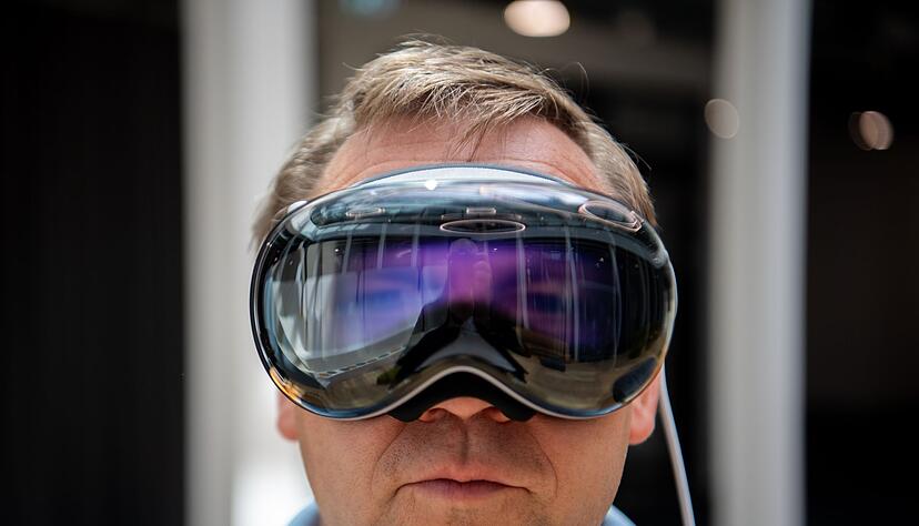 Wenn die Vision Pro andere Menschen in der N&auml;he erkennt, zeigt sie die Augenpartie der Tr&auml;ger an, samt Blinzeln. Das soll die Technologie menschlicher machen.