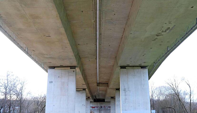 Die Ohrntalbrücke bei Öhringen wurde von 2013 bis 2015 für 8,2 Millionen Euro instandgesetzt, weil der Beton bröckelte. Im Zuge des sechsspurigen Ausbaus der A6 wird sie abgerissen und neu gebaut. Wann der kommt, ist allerdings unklar. Die Ohrntalbrücke bei Öhringen wurde von 2013 bis 2015 für 8,2 Millionen Euro instandgesetzt, weil der Beton bröckelte. Im Zuge des sechsspurigen Ausbaus der A6 wird sie abgerissen und neu gebaut. Wann der kommt, ist allerdings unklar.