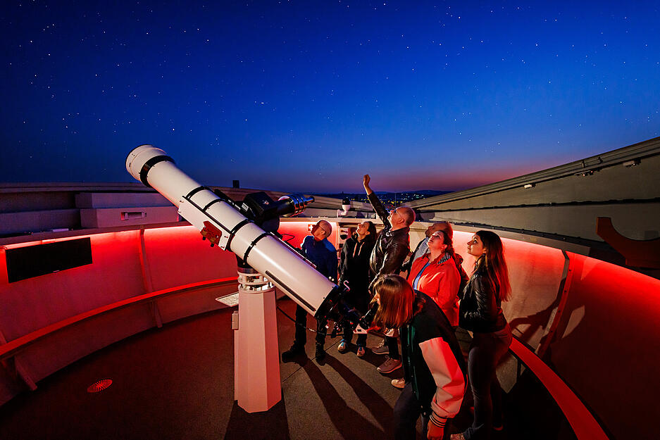 Bei der SkyNight der experimenta-Sternwarte erl&auml;utern erfahrene Astronomen den Besuchern spannende Himmelsph&auml;nomene.