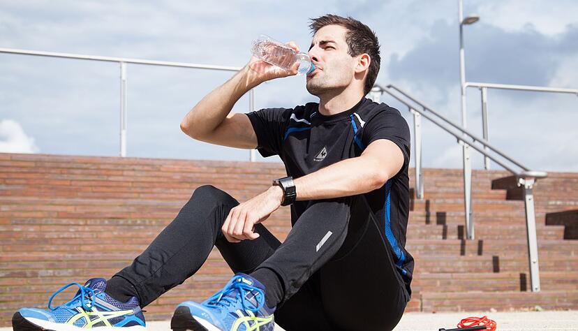 Wichtig vor und nach dem Training: genug trinken. Bei längeren Einheiten sollten Sportlerinnen und Sportler auch währenddessen Flüssigkeit nachlegen. Wichtig vor und nach dem Training: genug trinken. Bei längeren Einheiten sollten Sportlerinnen und Sportler auch währenddessen Flüssigkeit nachlegen.