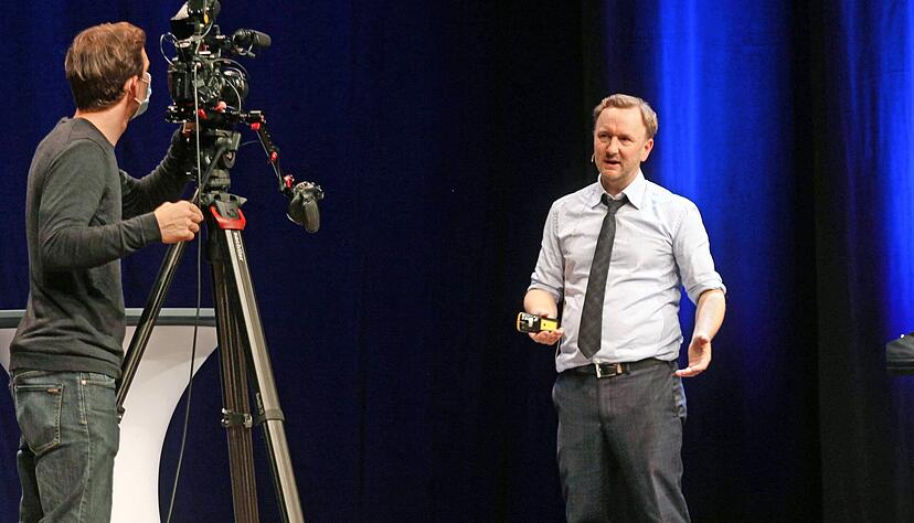 "Spiegel"-Redakteur und Bestseller-Autor Thomas Schulz vor der Kamera: Die B&uuml;rger-Uni fand diesmal coronabedingt als Livestream statt. Foto: Ralf Seidel