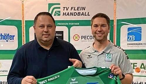 Zu Saisonbeginn wurde Timo Peter (links) von Abteilungsleiter Torsten Steller als neuer Trainer vorgestellt. Zu Saisonbeginn wurde Timo Peter (links) von Abteilungsleiter Torsten Steller als neuer Trainer vorgestellt.
