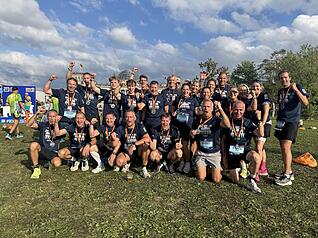 Jubel nach dem Finish beim Berlin-Marathon: Die 25 Läufer der Erlenbacher Laufgruppe sind geschafft, aber glücklich.