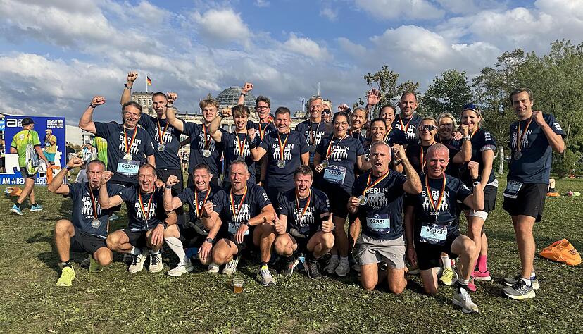 Jubel nach dem Finish beim Berlin-Marathon: Die 25 Läufer der Erlenbacher Laufgruppe sind geschafft, aber glücklich.
