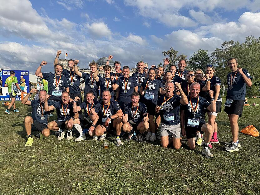Jubel nach dem Finish beim Berlin-Marathon: Die 25 Läufer der Erlenbacher Laufgruppe sind geschafft, aber glücklich.
