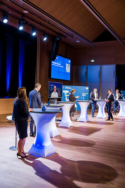 Podiumsdiskussion in der Aula des Bildungscampus unter Corona-Bedingungen