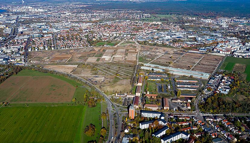 Das Luftbild zeigt das Spinelli-Gelände - ein Militärgelände, das für die Buga23 in eine Parklandschaft umgewandelt wurde.