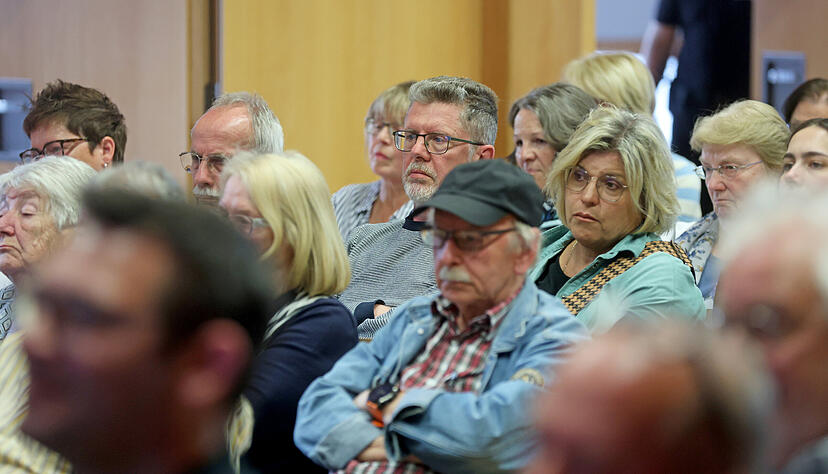 Unter den konzentrierten Besuchern des Wahlforums war auch der ehemalige L&ouml;wensteiner B&uuml;rgermeister Klaus Schifferer (Bildmitte mit Brille).