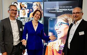 EBM-Papst-Gesellschafter Ralf Sturm (v.l.), Personalgesch&auml;ftsf&uuml;hrerin Sonja Fleischer und WHF-Gesch&auml;ftsf&uuml;hrer Andreas Schumm bei der Vorstellung der Kampagne.