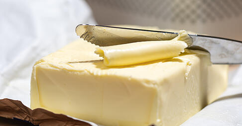 Der Butterpreis schwankte in den vergangenen Jahren stärker als in den Vorjahren. Aktuell wird das Päckchen wieder günstiger.