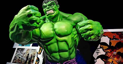 Achtung, Superheld: An einer Stelle scheint ein gewaltiger Hulk durch die Wand zu brechen. Die erste Comic-Ausgabe mit der berühmten grünen Marvel-Figur wurde im Mai 1962 von Stan Lee und Jack Kirby veröffentlicht. Achtung, Superheld: An einer Stelle scheint ein gewaltiger Hulk durch die Wand zu brechen. Die erste Comic-Ausgabe mit der berühmten grünen Marvel-Figur wurde im Mai 1962 von Stan Lee und Jack Kirby veröffentlicht.