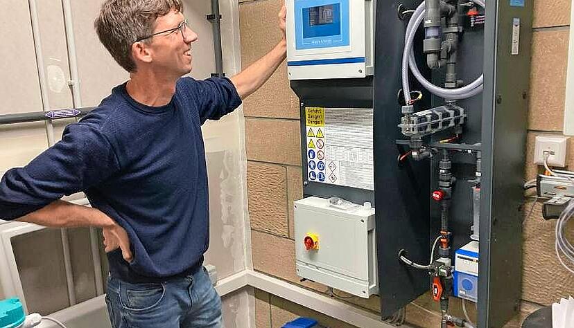 Apparate im Blick: Hochbau-Abteilungsleiter Thomas Frey im neuen Technikraum des Lehrschwimmbads in Mühlbach. Apparate im Blick: Hochbau-Abteilungsleiter Thomas Frey im neuen Technikraum des Lehrschwimmbads in Mühlbach.