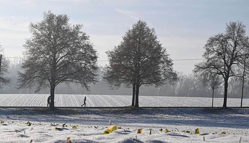 Im Südwesten ist am Morgen in hohen Lagen mit Schnee zu rechnen. Im Südwesten ist am Morgen in hohen Lagen mit Schnee zu rechnen.