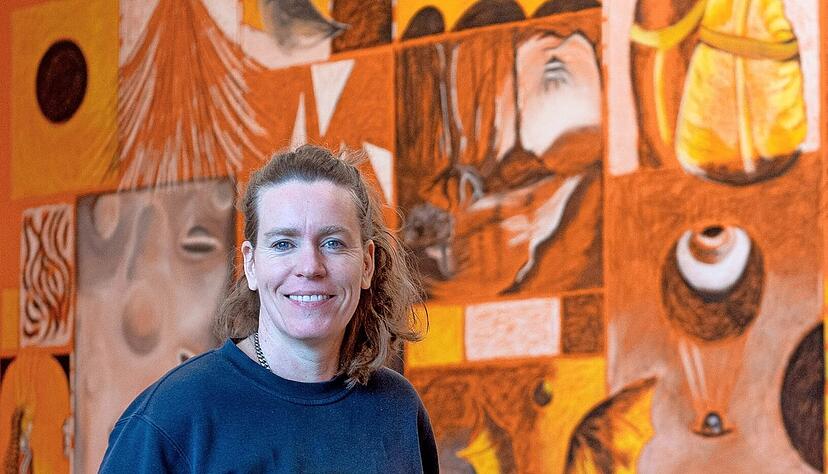 „Aufgewachsen bin ich zwischen Esoterikern, Kommunisten, Künstlerinnen und Spionen“: Bettina Scholz hat gelernt, mit Resilienz und Widersprüchlichkeit umzugehen und liebt es als Grenzgängerin, groß zu denken.
Foto: Mario Berger „Aufgewachsen bin ich zwischen Esoterikern, Kommunisten, Künstlerinnen und Spionen“: Bettina Scholz hat gelernt, mit Resilienz und Widersprüchlichkeit umzugehen und liebt es als Grenzgängerin, groß zu denken.
Foto: Mario Berger