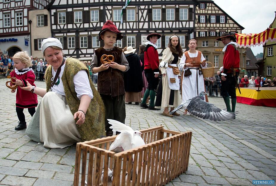 In einer historischen Marktszene werden am 24.05.2015 beim Salzsiederfest in Schw&auml;bisch-Hall (Baden-W&uuml;rttemberg) auf dem Marktplatz Tauben freigelassen. &Uuml;ber Jahrhunderte produzierten die Salzsieder Salz - das "wei&szlig;e Gold des Mittelalters". Durch den damit verbundenen Handel wurde die Stadt wohlhabend. Seit dem 14. Jahrhundert ist in Schw&auml;bisch Hall das Salzsiederfest &uuml;berliefert. Foto: Daniel Naupold/dpa +++(c) dpa - Bildfunk+++
