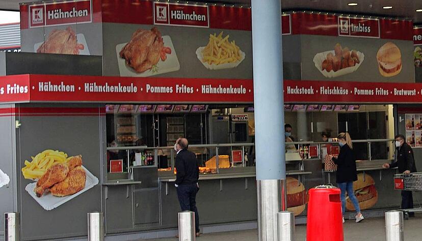 An vielen Filialen betreibt Kaufland auch Imbissst&auml;nde. Dieser hier in Neckarsulm bleibt als einer von zwei auch weiter in der Hand der Schwarz-Gruppe.
Foto: Heiko Fritze