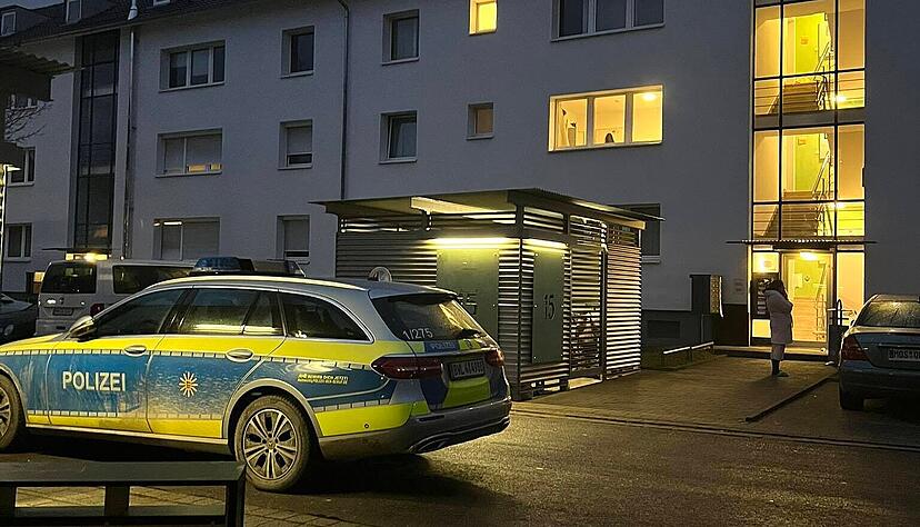 Mal wieder zu abendlicher Stunde vor Ort im Einsatz: die Polizei. Mal wieder zu abendlicher Stunde vor Ort im Einsatz: die Polizei.